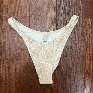 SKIMS SIGNATURE SWIM
CHEEKY TANGA BOTTOM